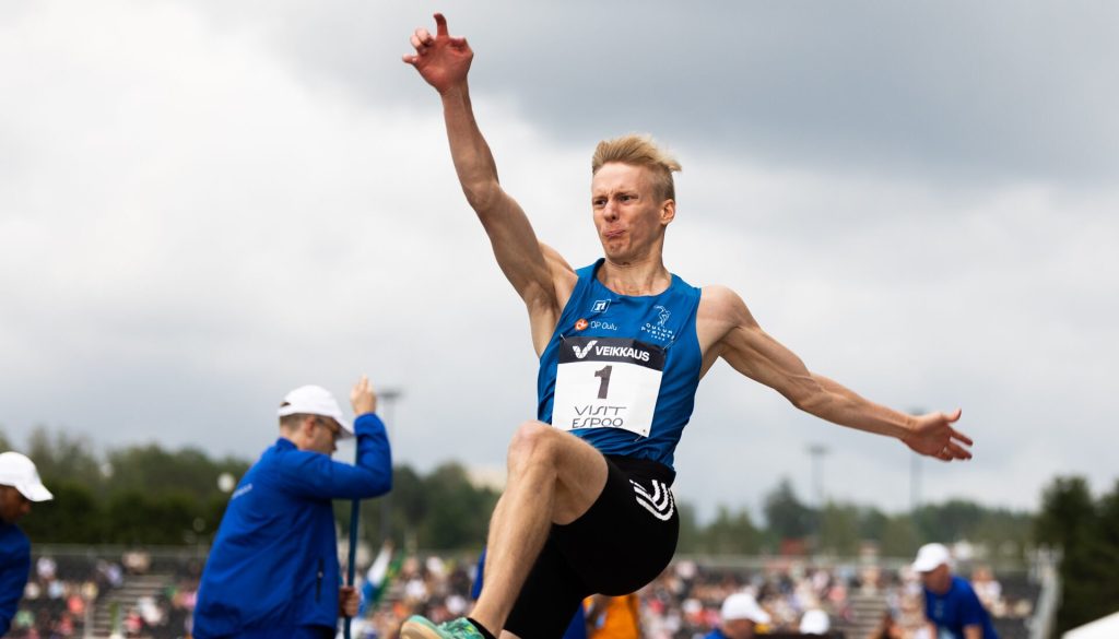 Kristian Pulli hyppää