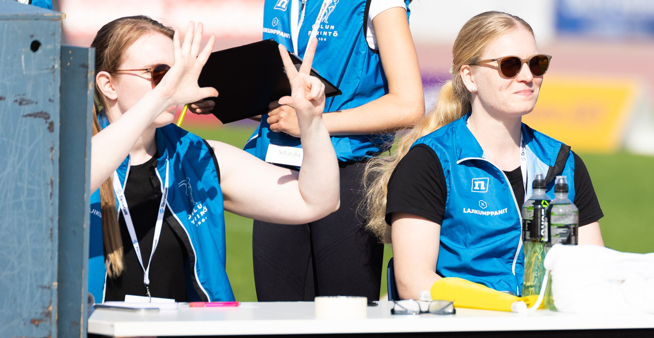 Toimitsijoita kisatöissä.