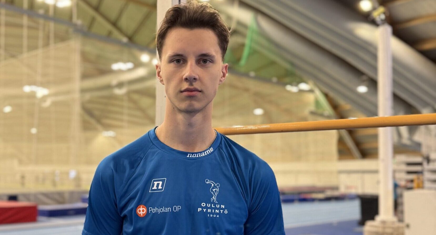 Korkeushyppääjä Teemu Koskela hallilla.